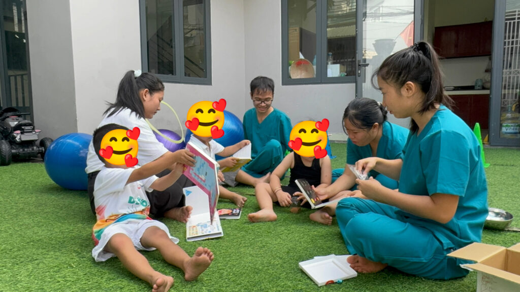 Các bạn nhỏ rất mê những cuốn sách giáo dục đầy màu sắc, thú vị này đấy
